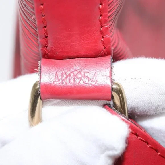 Authentic LOUIS VUITTON Epi Petit Noe Shoulder Bag Red M44107 LV - Picture 4 of 16